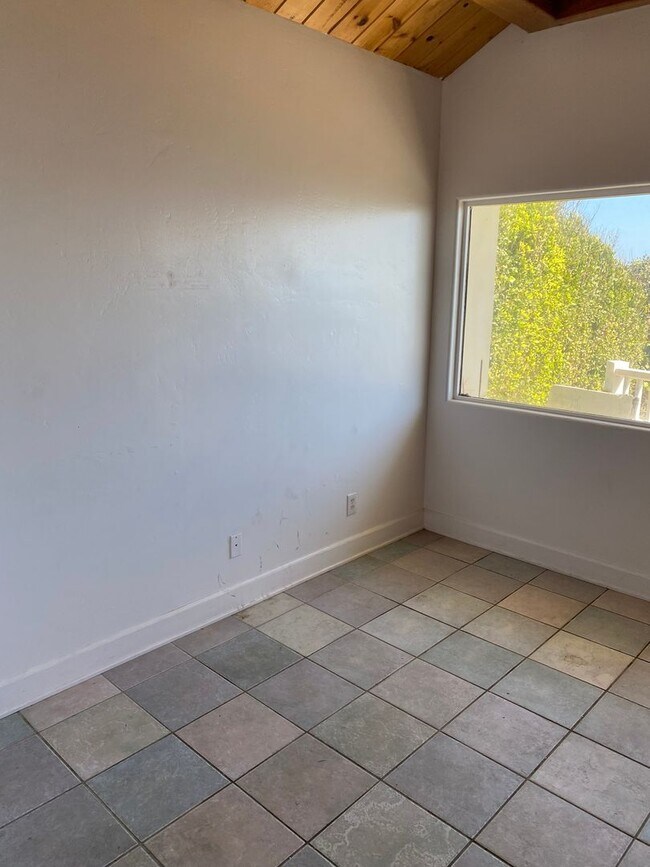 Building Photo - 6573 Del Playa Dr