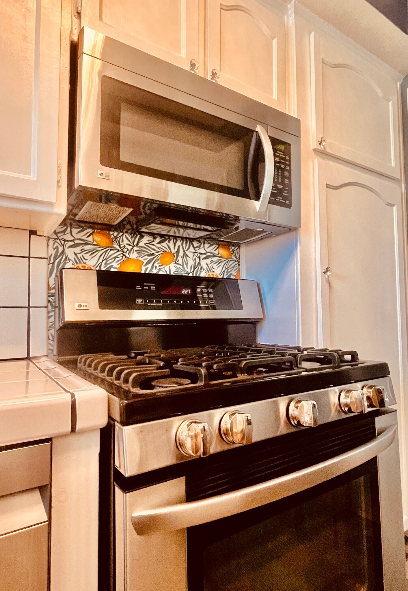 5 Burner Cooktop Self Cleaning Oven - 1355 Sierra Bonita N Ave