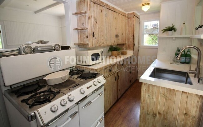 Building Photo - 47 Woodside Ln