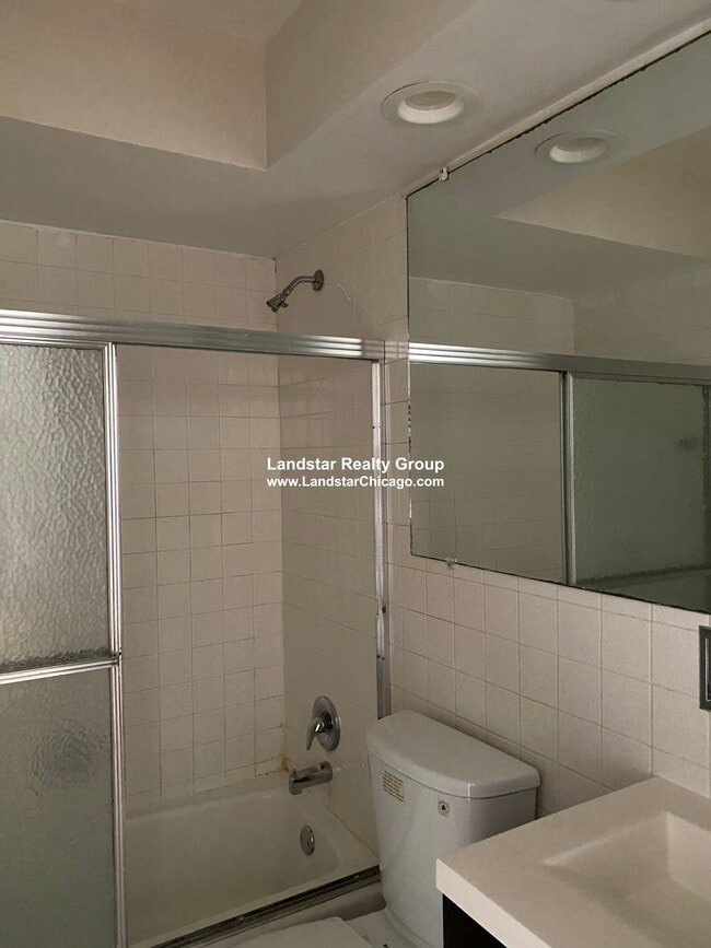 Building Photo - 5917 N Kenmore Ave