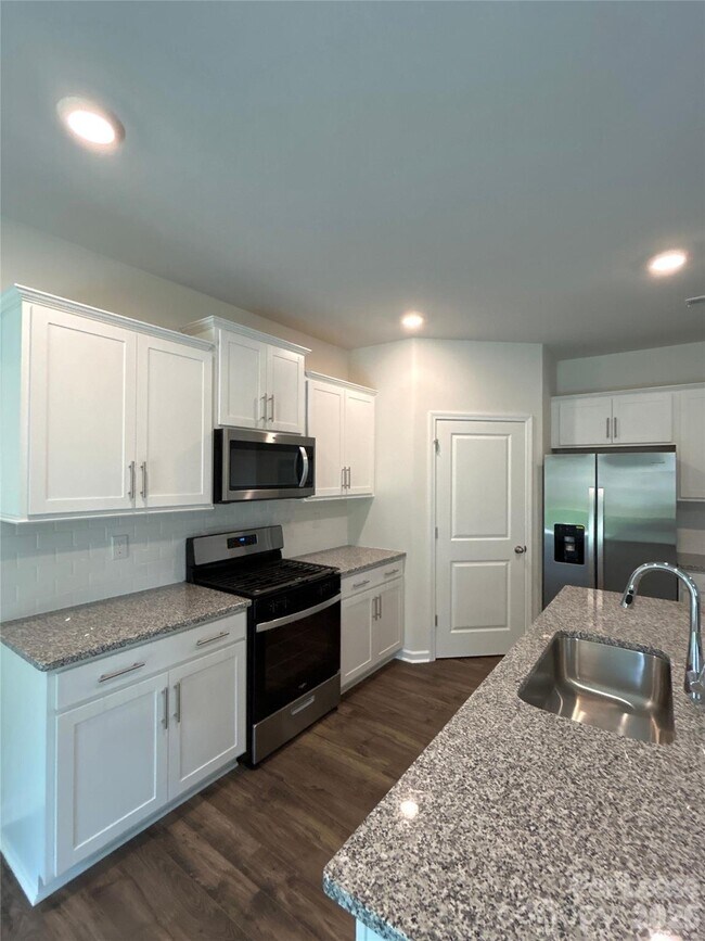 Building Photo - 1920 Vanderlyn St