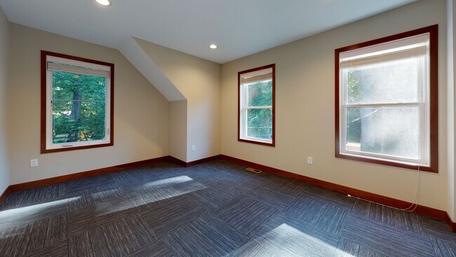 Building Photo - 1078 18th Ave SE