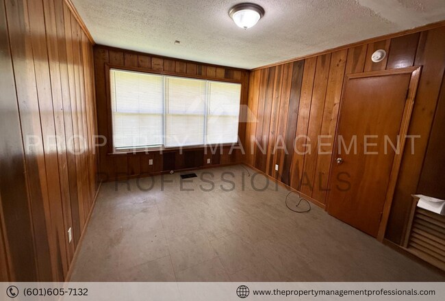 Building Photo - 348 Colonial Dr