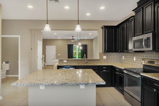 Building Photo - AVAILABLE NOW! 3/2.5/2 townhome close to H...
