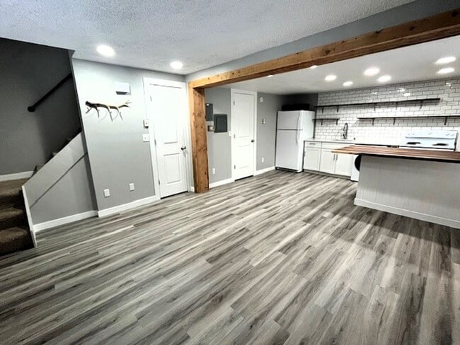 Building Photo - Long Term Rental- Creekside Condominiums #20C - UNFURNISHED