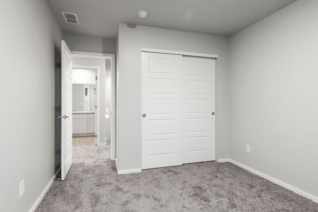 Building Photo - Newer Construction Home in Upriver Drive Neighborhood