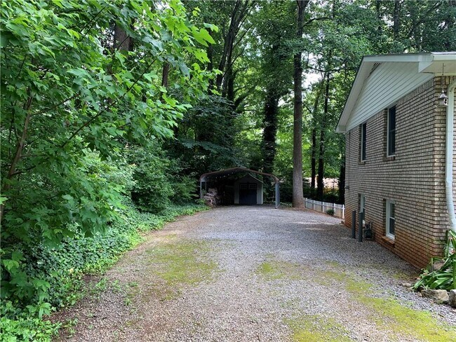 Building Photo - 740 Brookline Dr SE