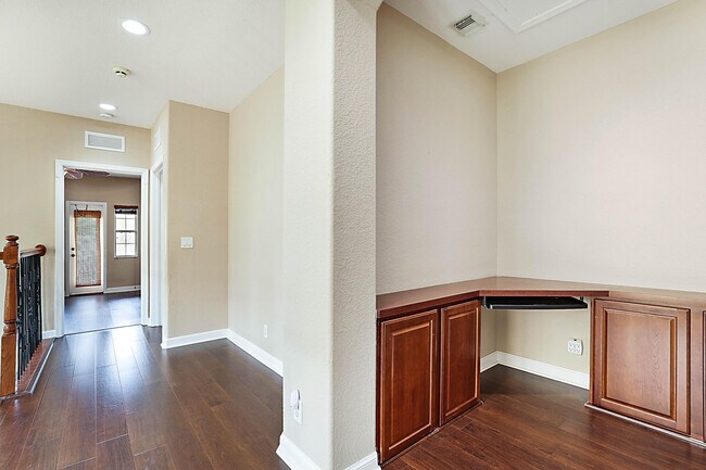 Building Photo - 748 Cresta Cir