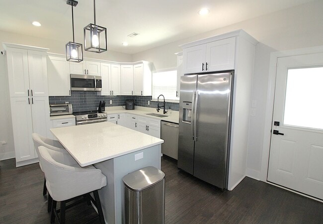 Building Photo - Modern 3-Bedroom Home with Fenced Yard & U...
