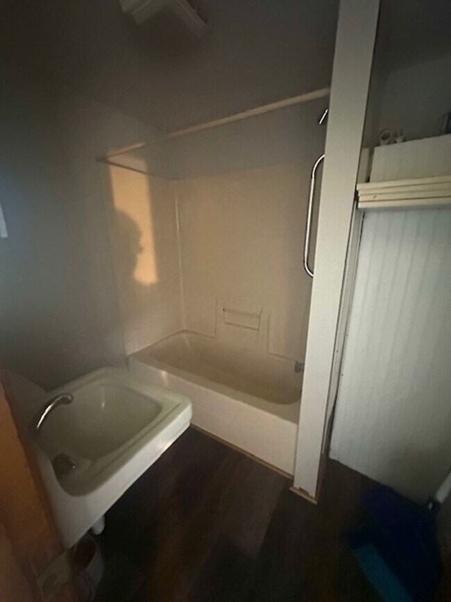 Building Photo - 1 Bed, 1 Bath Apartment - Staples