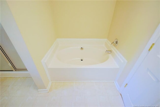 Building Photo - 328 Roundtree Dr