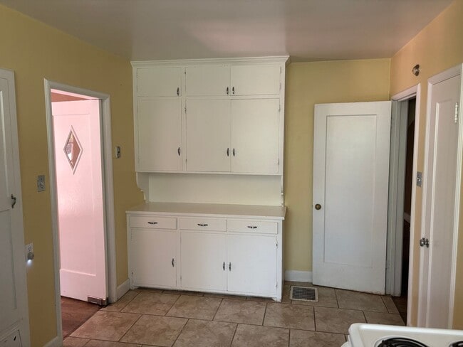 Building Photo - 2 bedroom, 1 bath cottage in the heart of ...
