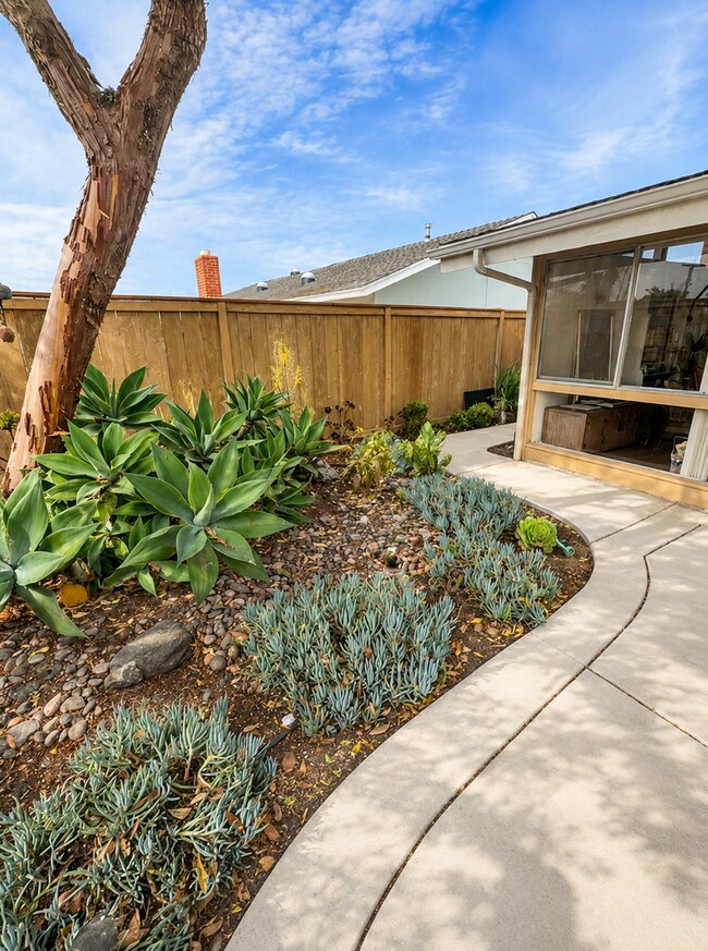 Building Photo - Charming 3 BD / 2 BA Home with Ample Natural Light and Spacious Backyard!