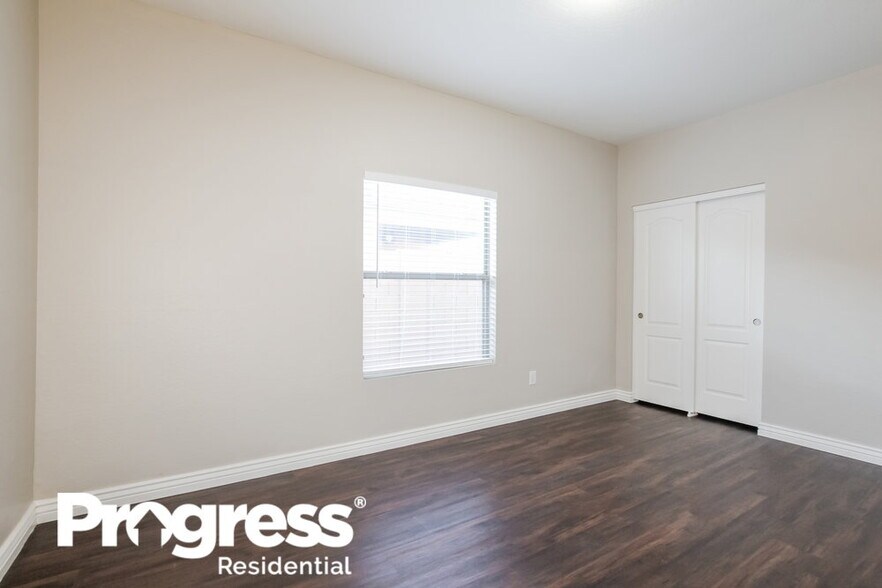 Building Photo - 13758 W Port Royale Ln