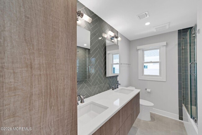 Building Photo - 347 Bay Ln