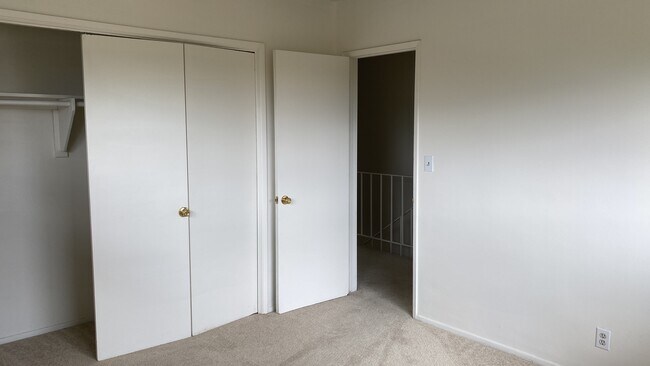 Building Photo - 770 E Mariposa St