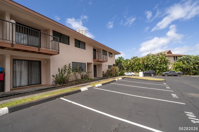 Building Photo - Rarely Available 3-bed/2.5-bath/2-parking Townhouse in Aiea