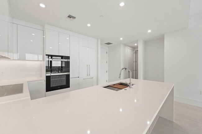 Building Photo - 220 Lake Shore Dr