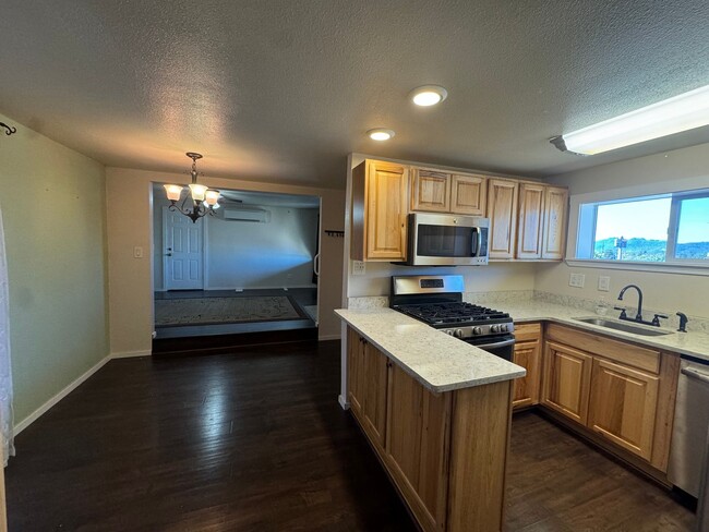 Building Photo - Roseburg 2 bedroom, 1 bath house with garage