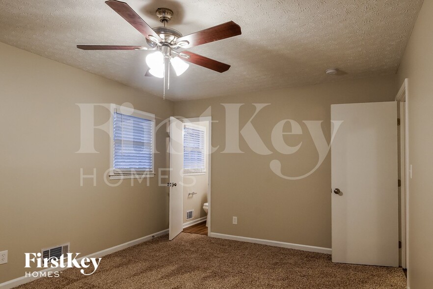 Building Photo - 5292 Clarkview Dr