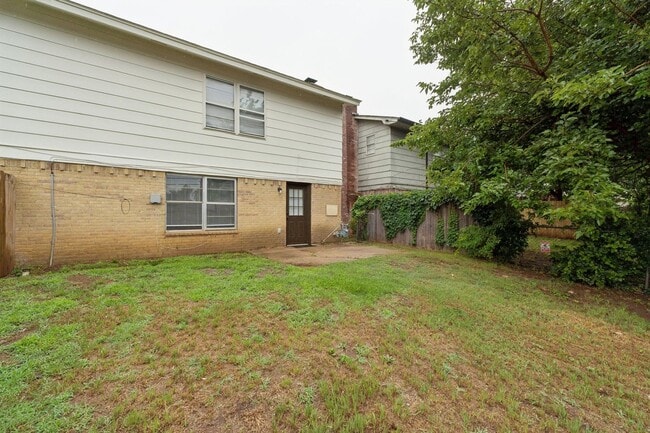 Building Photo - 3 bedroom 2.5 bath - NW Highway and Rockwell