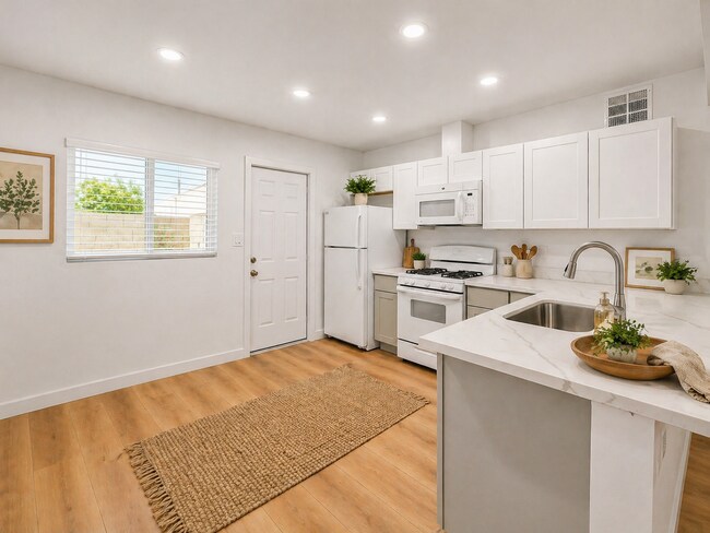 Building Photo - 2-bedroom, 1-bath duplex by ASU