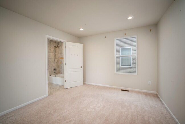 Building Photo - 2825 Dillon Dr