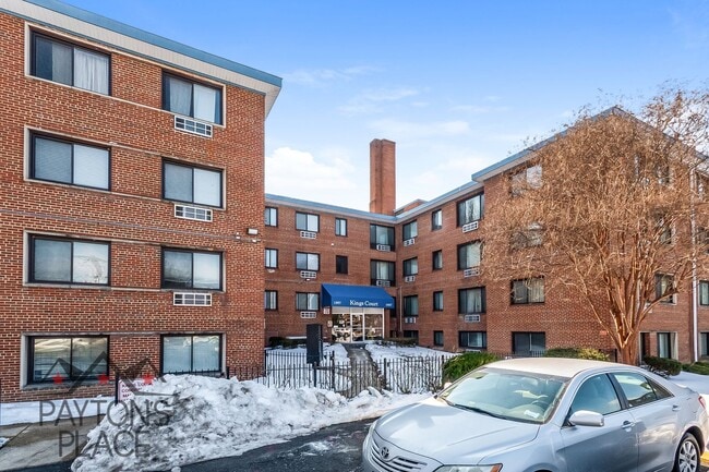 Building Photo - Spacious condo with Water included and Parking!!!