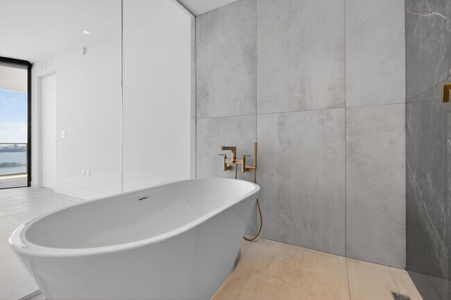 Building Photo - 700 NE 24th St