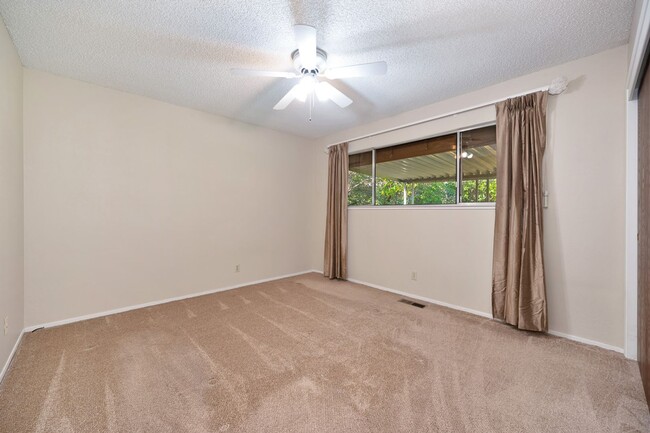 Building Photo - Prime location