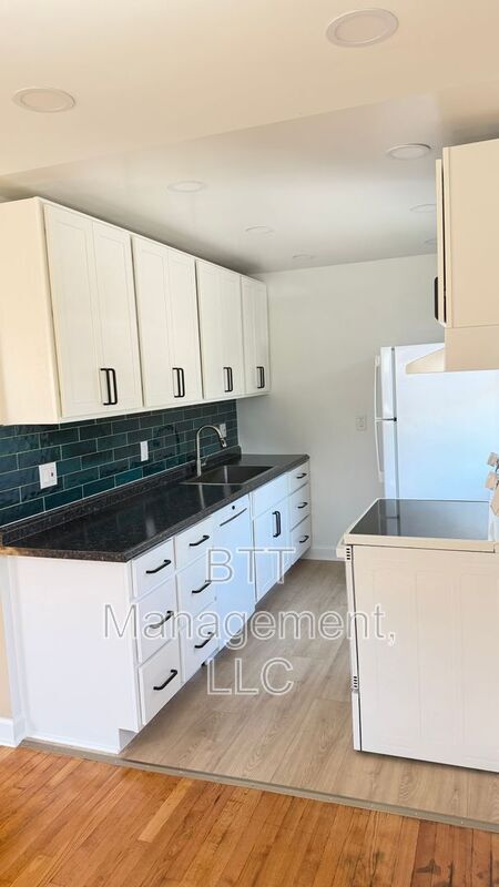 Building Photo - 8800 Plymouth St