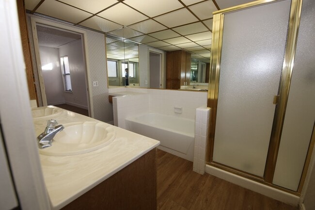 Building Photo - CENTRAL LOCATION - TROPICANA/MARYLAND AREA - 2 BED/2 BATH