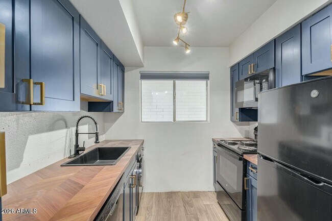 Building Photo - 721 E Montebello Ave