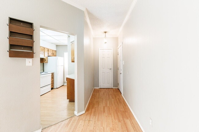 Building Photo - MOVE IN SPECIAL *1st Month Half Off Rent* - Extra Large 2 Bedroom 2 Bathroom Apartment