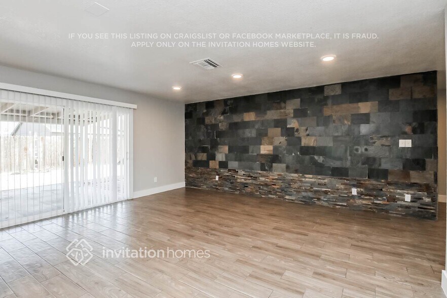 Building Photo - 2320 E Holmes Ave