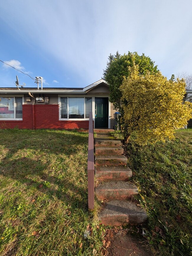 Building Photo - Updated Bremerton Duplex, Close to EVERYTH...