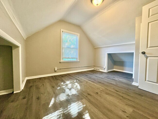 Building Photo - 1317 N Kaley St