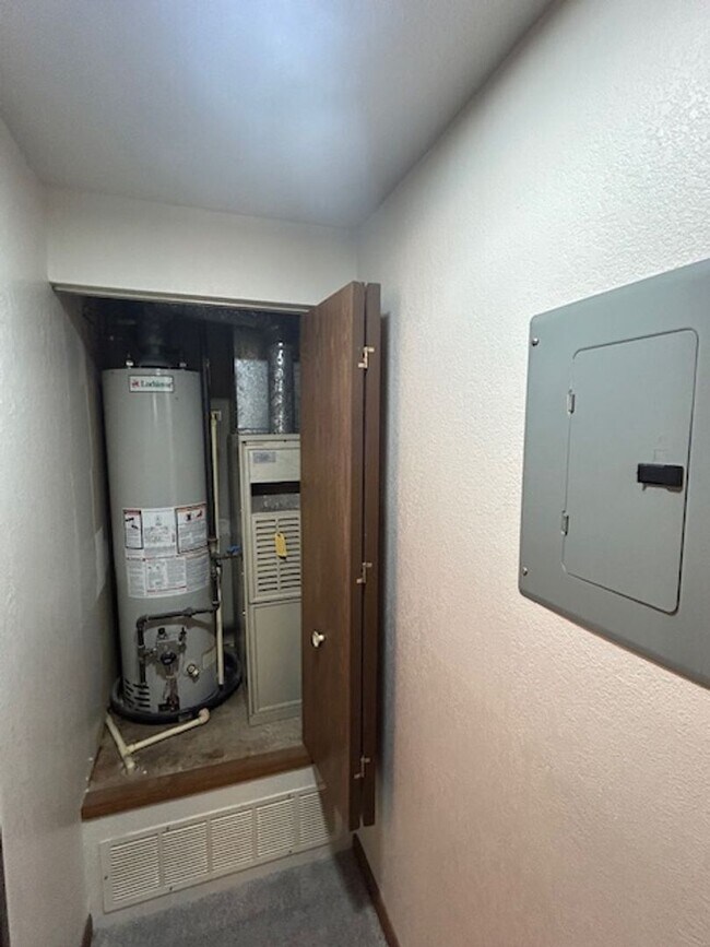 Building Photo - 1 bedroom, 1 bath with upgraded LED Lighting!