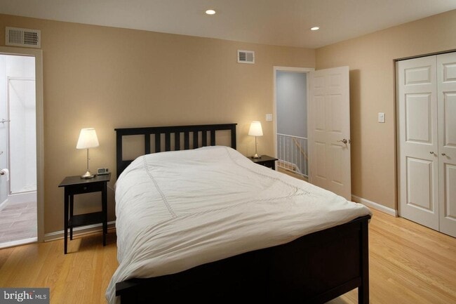 Building Photo - Charming townhome in the heart of McLean !!