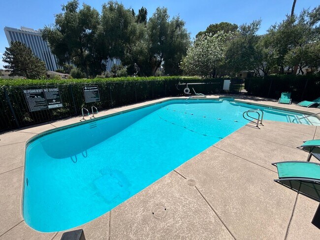 Building Photo - SPACIOUS 2 BEDROOM TOWNHOME IN LAS VEGAS COUNTRY CLUB