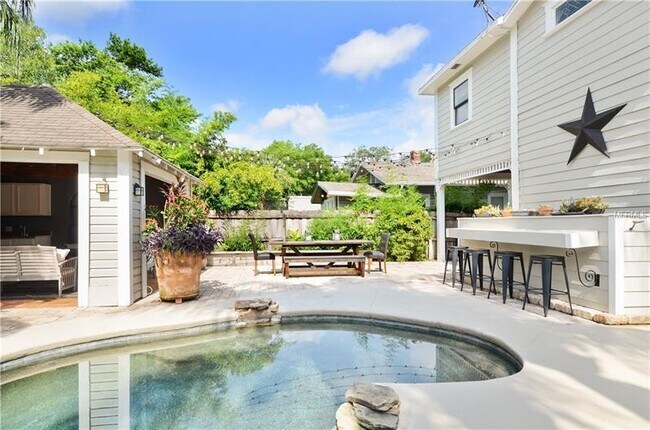 Building Photo - Amazing 4 BR Pool home in the heart of Tho...