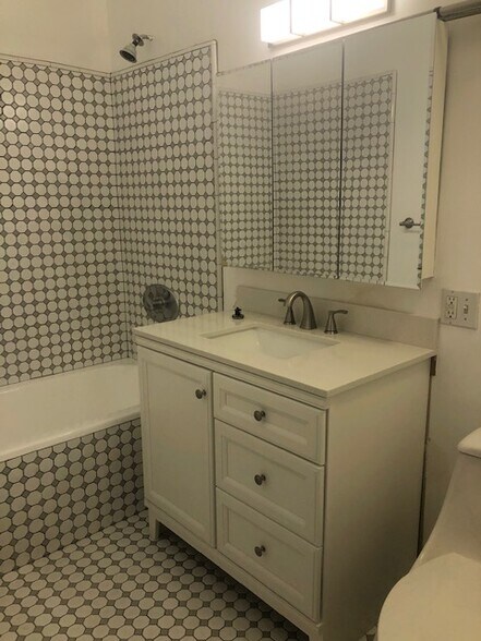 Building Photo - 410 N Orange Grove Ave