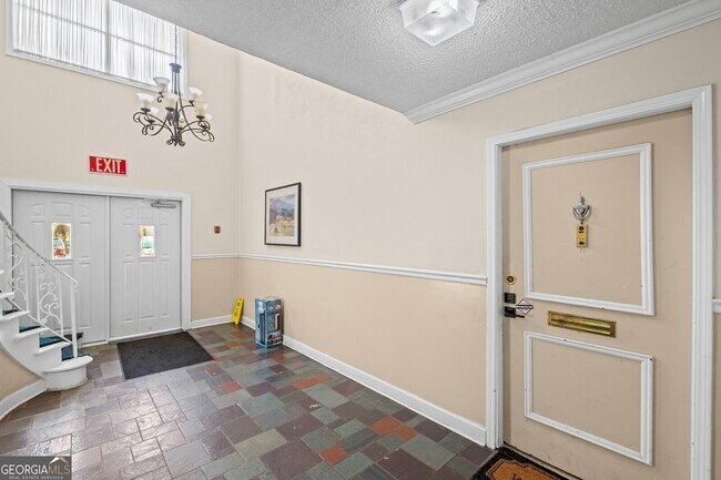 Building Photo - 6851 Roswell Rd