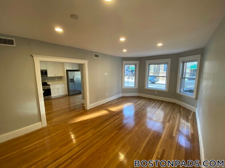 Building Photo - 190 Kelton St