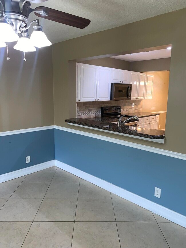 Building Photo - 2015 Coral Ridge Dr