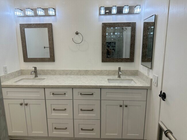 Building Photo - 18550 Hatteras St