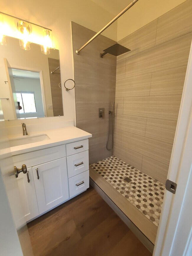 Building Photo - Spacious and remodeled 2 Bed 2.5 baths in ...