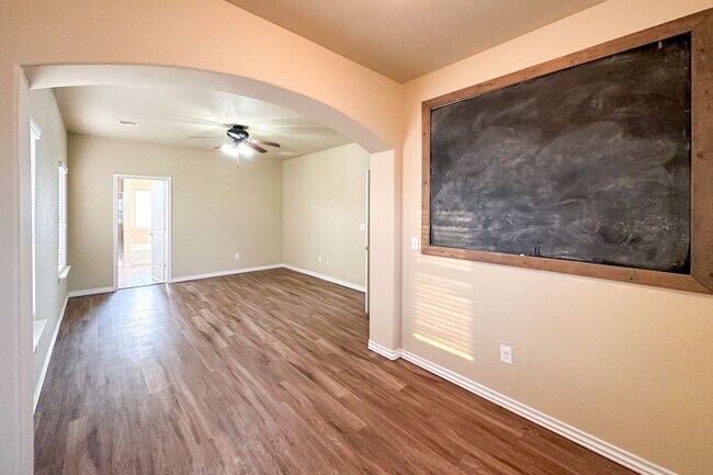 Building Photo - Stunning 5BD, 2 1/2 BTH Home Seconds away from John Kilpatrick Turnpike in YUKON!