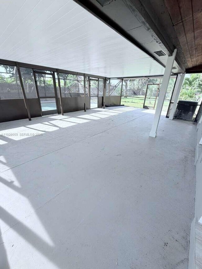 Building Photo - 134 SW 14th Ave