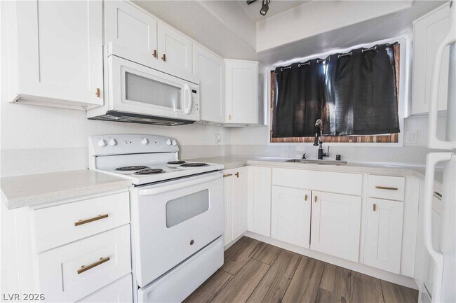 Building Photo - 7300 W Pirates Cove Rd